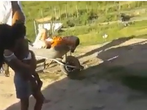 Ambulância não consegue entrar em rua e idoso é carregado em carrinho de mão