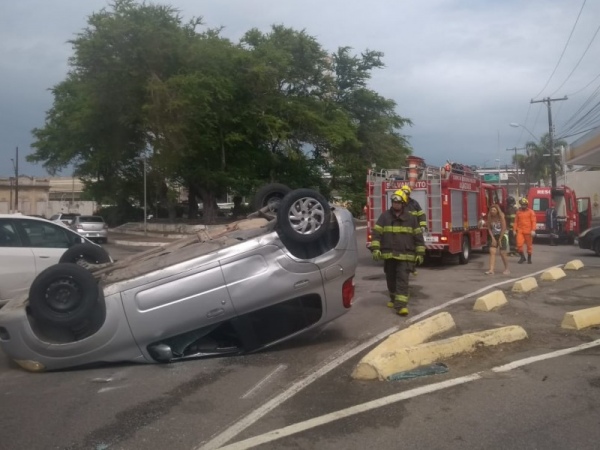 Mulher grávida capota carro em acidente no bairro da Pajuçara