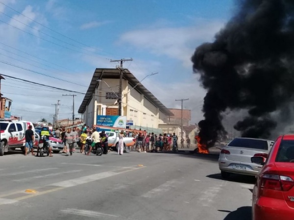 Moradores bloqueiam avenida na Levada em protesto contra falta de energia