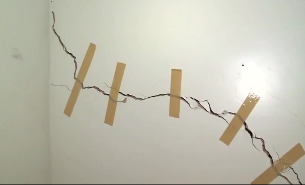 Novas rachaduras e cratera surgem no bairro do Pinheiro, em Maceió