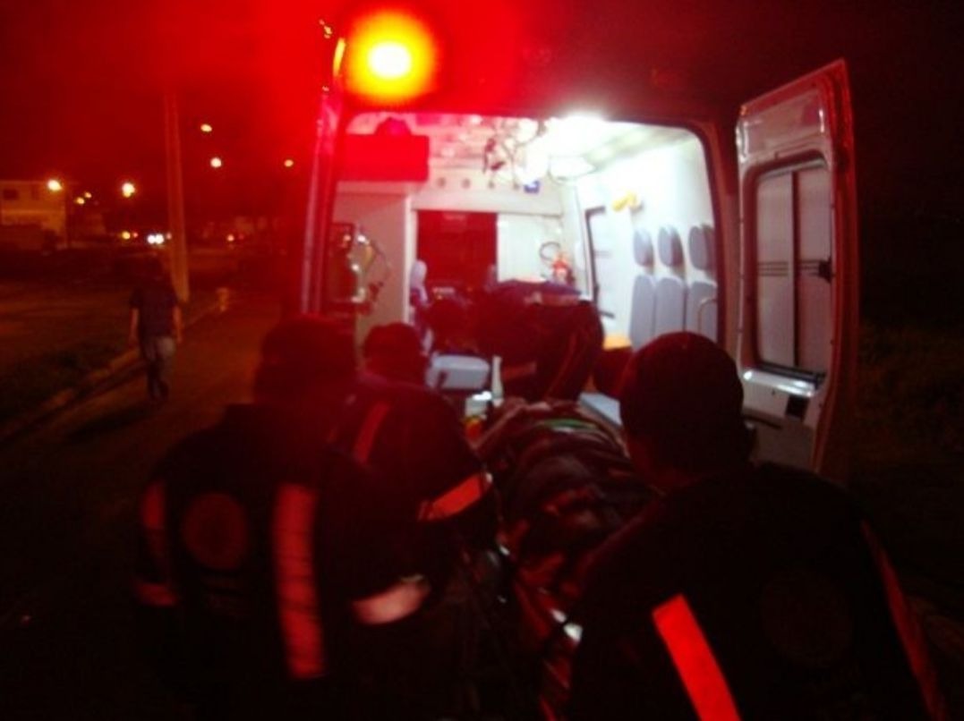 Acidente entre moto e carro deixa homem gravemente ferido no Sertão