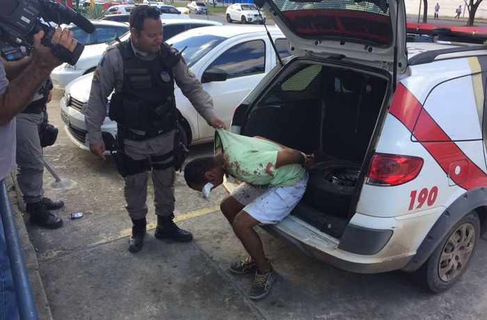 Homem reage a assalto, ataca ladrão a pauladas e termina esfaqueado