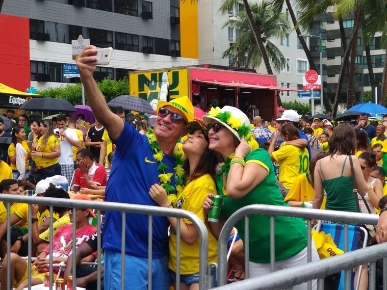 Torcida alagoana acompanha o jogo do Brasil na Rua Fechada, em Maceió