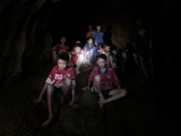 Fifa convida garotos tailandeses para entrega de melhor do mundo