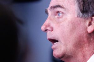 Bolsonaro se esconde em banheiro após ser afrontado em aeroporto