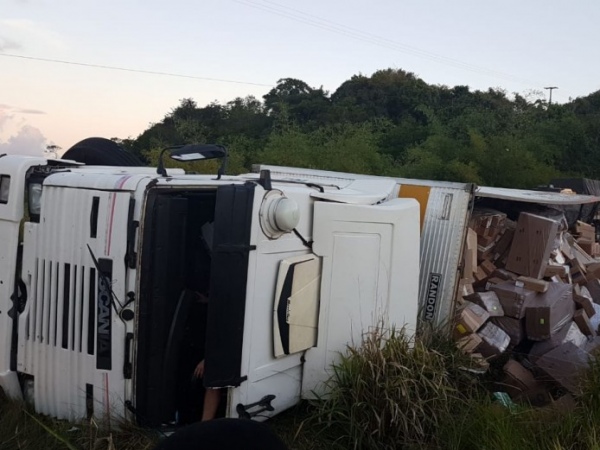 Tombamento de caminhão deixa um morto na BR-101, em São Miguel dos Campos