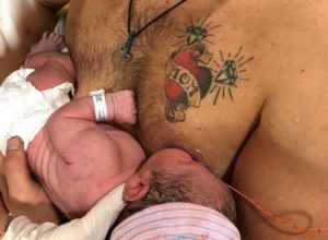 Pai ‘amamenta’ filha após mãe ficar internada depois do parto