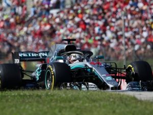 Hamilton vence fácil na Hungria e aumenta vantagem para Vettel no campeonato