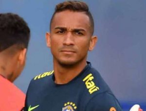 Lateral Danilo sofre lesão em treino do Brasil e está fora da Copa
