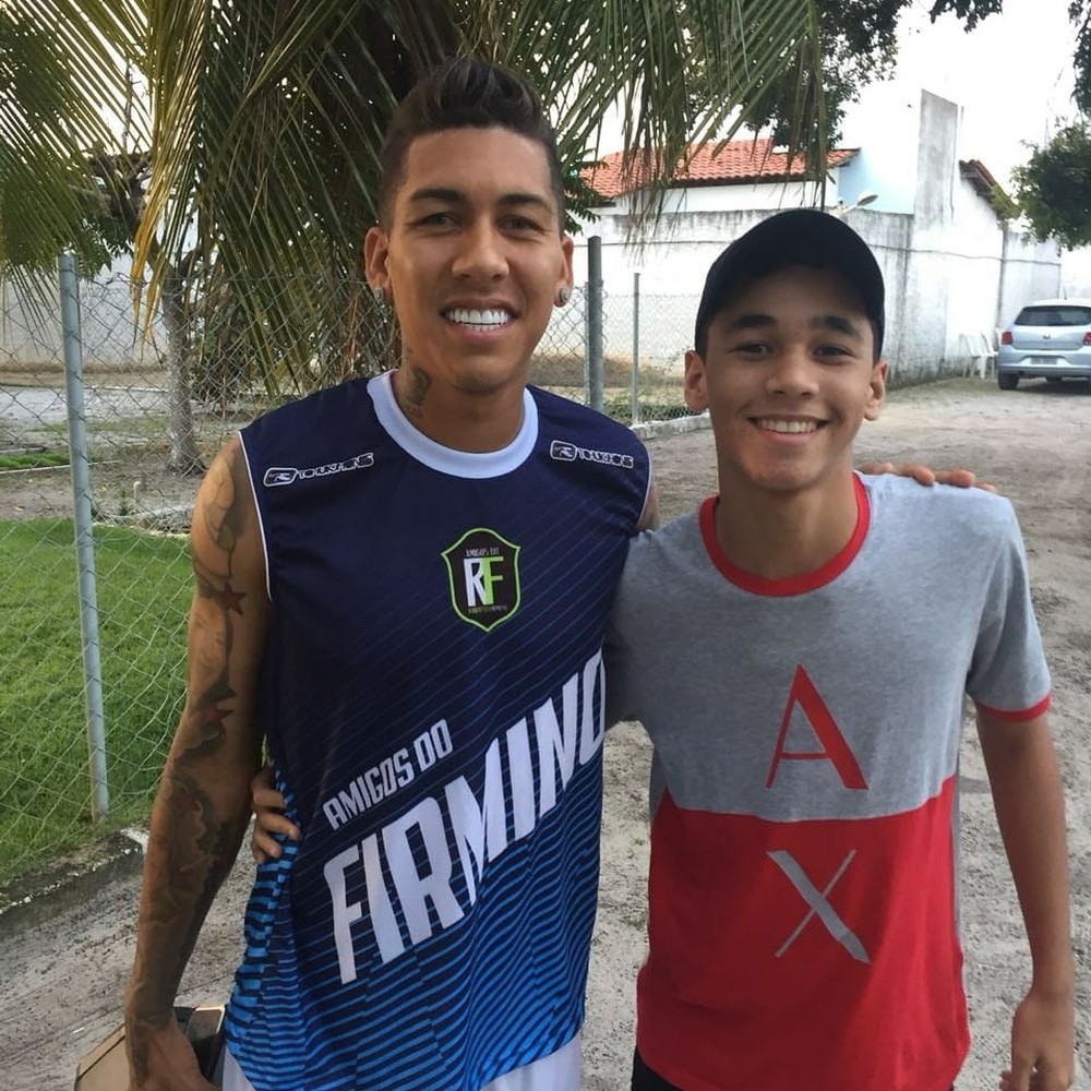 Firmino passa férias em AL e aproveita para jogar pelada com amigos
