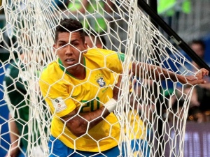 Esposa de Firmino destaca garra do jogador e internautas apoiam alagoano