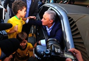 Seleção Brasileira desembarca no Rio com Tite e sete jogadores