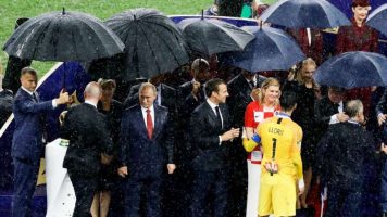 Sem guarda-chuvas e com fair play: oito motivos para sentir saudade da presidente da Croácia na Copa