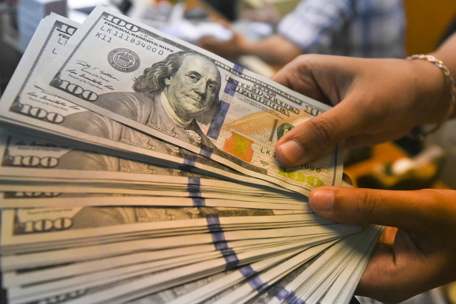 Dólar opera em queda e chega a R$ 3,80