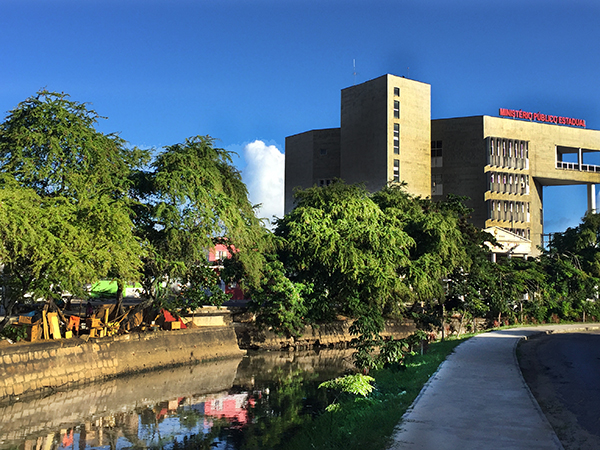 Sem abrigo, irmãos montam barraco às margens do Riacho Salgadinho, em Maceió