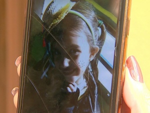 Família tenta descobrir de onde partiu rojão que deixou menina em estado grave