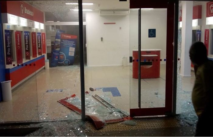 Ladrões invadem cidade e explodem quatro agências bancárias