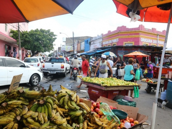 Ambulantes voltam a ocupar trecho reordenado pela prefeitura na Levada