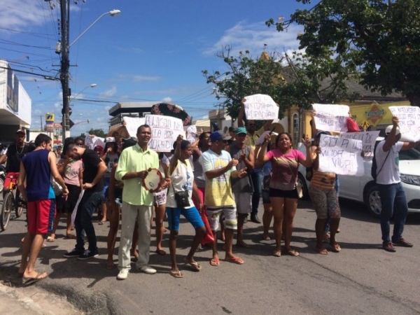Moradores do Vergel do Lago fazem passeata e cobram construção de casas