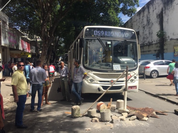 VÍDEO: ambulantes protestam contra operação de reordenamento e agressão