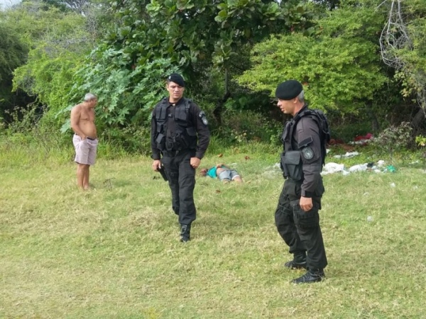 Corpo de homem que teve o pescoço quase decepado é encontrado em terreno