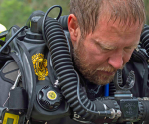 O mergulhador médico australiano que ficou com meninos na caverna até o final