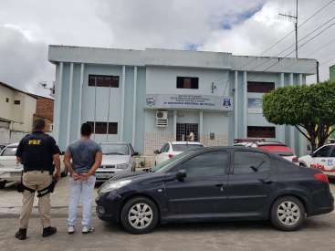 PRF recupera carro roubado em São Miguel dos Campos