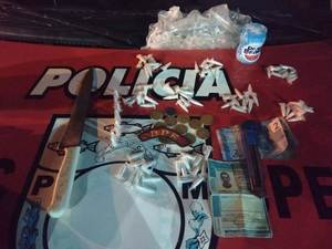 Jovem é flagrado com quase 100 pinos de cocaína em mochila