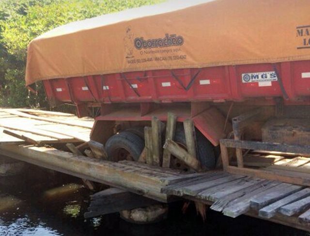 Caçamba destrói ponte de acesso a Lagoa Azeda