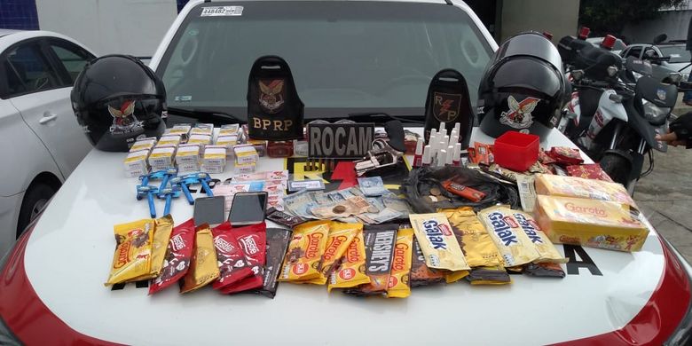 Jovem armado rouba mercadinho, tenta fugir em bicicleta e é preso pela polícia