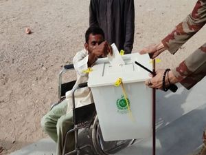 Atentado mata 31 pessoas no primeiro dia de eleição no Paquistão