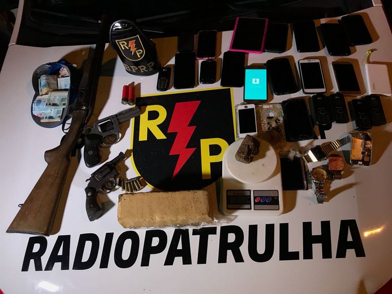 Suspeitos de roubos são rastreados por meio de celular, trocam tiros com a PM e dois morrem