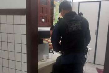 Homem embriagado é preso “empinando” moto na frente de guardas municipais