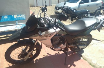 Vítima de assalto encontra a própria moto estacionada em pousada