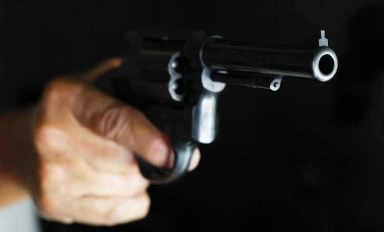 Família é trancada no banheiro enquanto jovem é assassinado