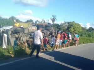 Carreta tomba em trecho da BR- 101, no município de Pilar