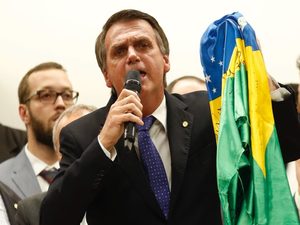 Bolsonaro pede impugnação de candidatura de Lula ao TSE