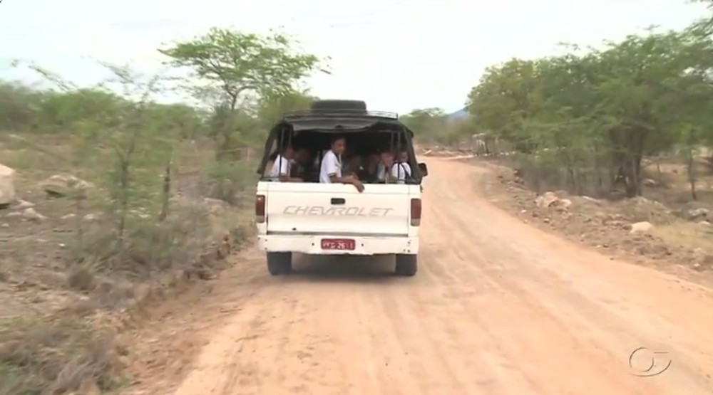 Estudantes são transportados em carros ‘pau de arara’ em Carneiros