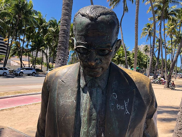 Estátua de Graciliano Ramos é alvo de vandalismo na orla de Ponta Verde