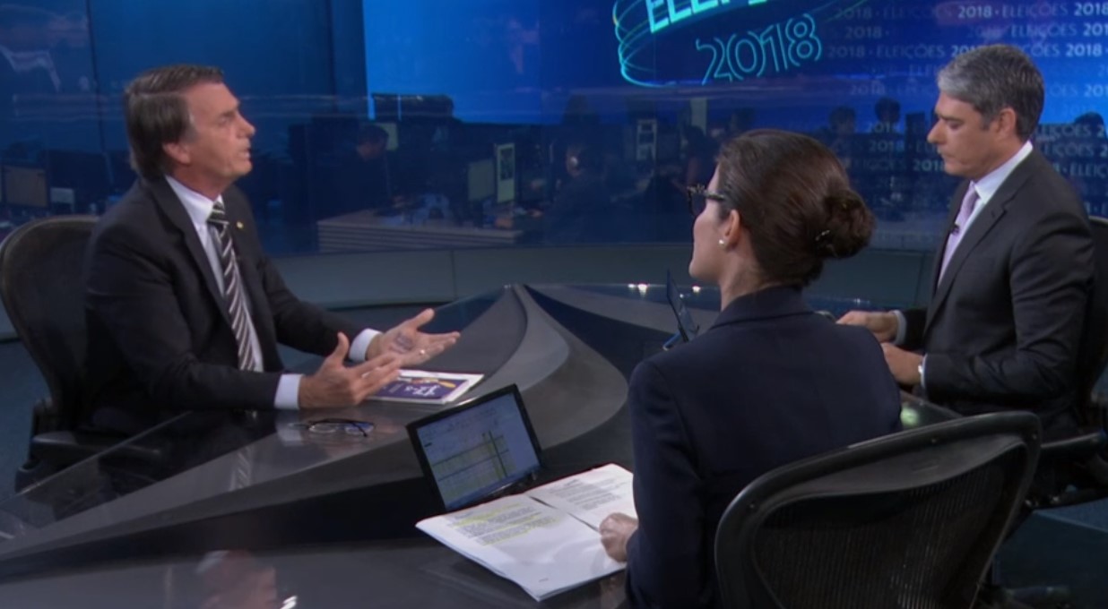 No JN, Bolsonaro repete cola na mão com “Deus, família e Brasil”