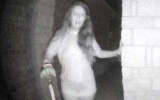 Polícia identifica mulher misteriosa que desapareceu após tocar campainha de casas seminua