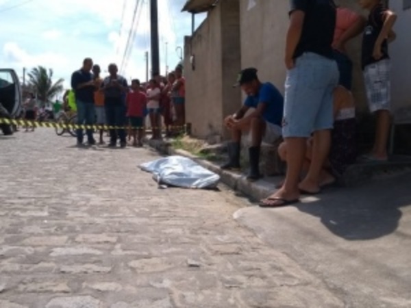 Jovem é morto a tiros no bairro Canafístula, em Arapiraca