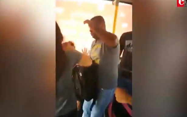 Estudante reage ao ser assediada por homem dentro de ônibus
