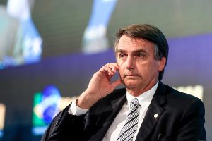 Bolsonaro tem previsão de alta adiada e terá que tomar antibióticos