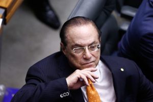 Em domiciliar, Maluf liga por engano a repórter, procurando ministro