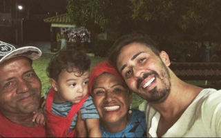 Carlinhos Maia se emociona ao entregar casa para os pais