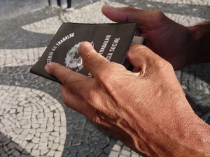 Desemprego cai para 12,3%, mas atinge 12,9 milhões de brasileiros