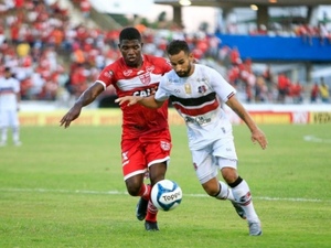 “Já estamos acostumados com a violência no futebol”, diz Feijão, após agressões