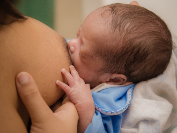 Campanha quer elevar número de crianças alimentadas com leite materno em Alagoas