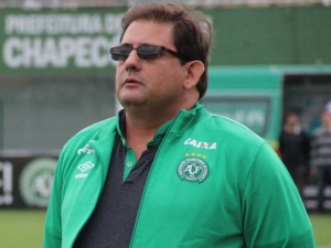Na briga contra o rebaixamento, Chapecoense contrata Guto Ferreira